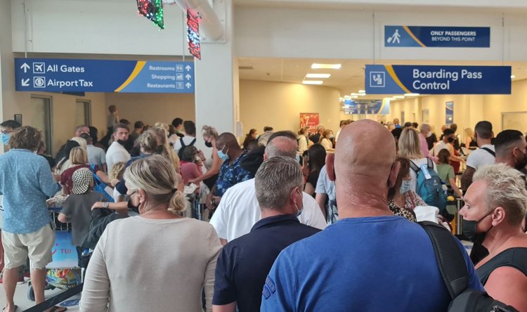 Kaos total na aeropuerto di Kòrsou pa falta di empleado di imigrashon