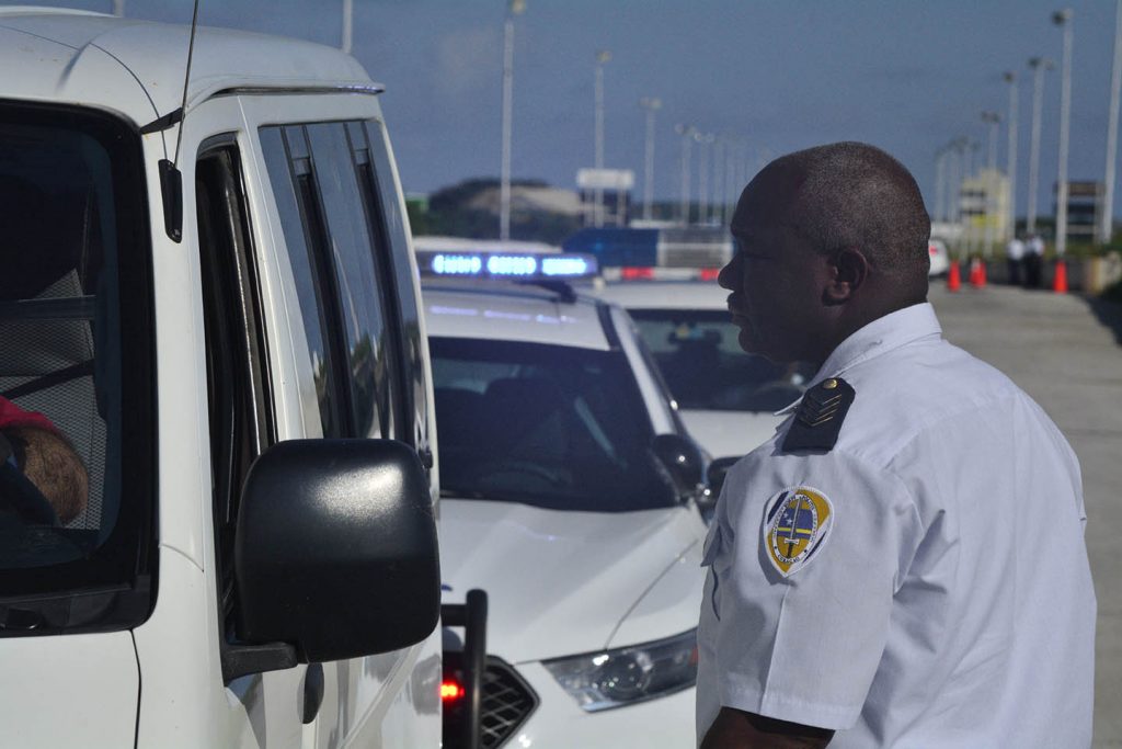 Polis Curaçao a parti 30 but durante kontrol di tráfiko